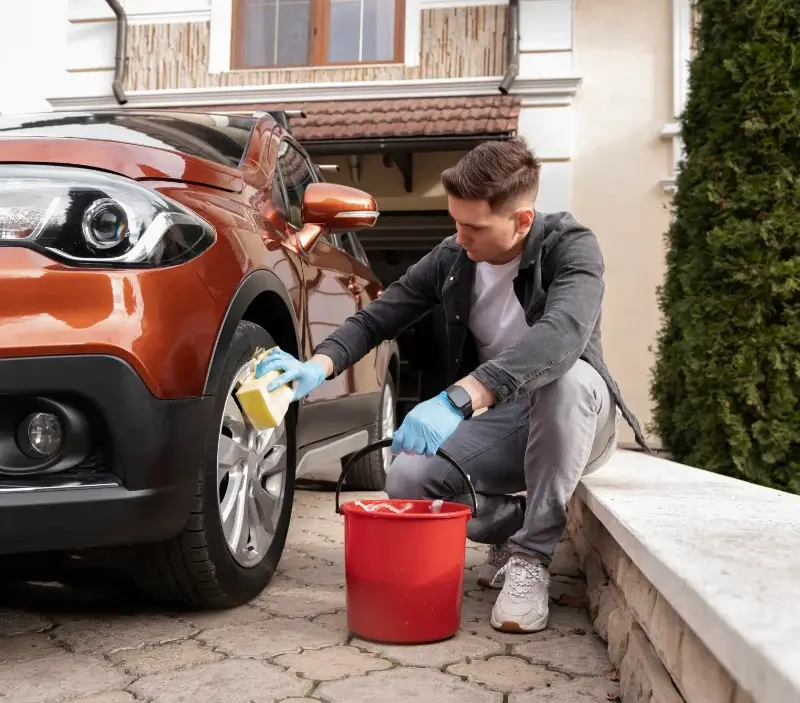 Lavage auto à domicile Montrouveau : professionnel intervenant sur un véhicule